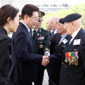 李대통령, 파리 개선문 환영식 참석… 무명용사 묘 헌화도
