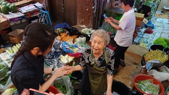 김건희 여사, 휴가 중 부산 방문 "명란어묵 짱, 최고"