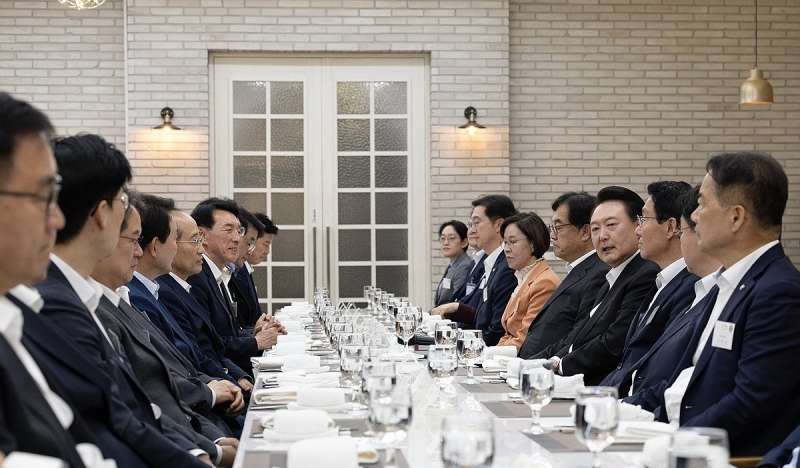 尹대통령과 與원내지도부 만찬.."우리는 하나다"