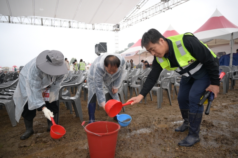 논산시, 축제장에 물 찼다고 주말 새벽 직원들 동원 뭇매