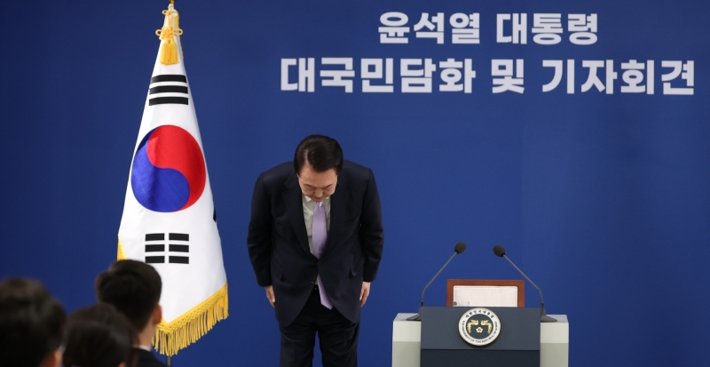 尹, 허리 굽혀 사과.."모든 게 불찰 부덕의 소치"