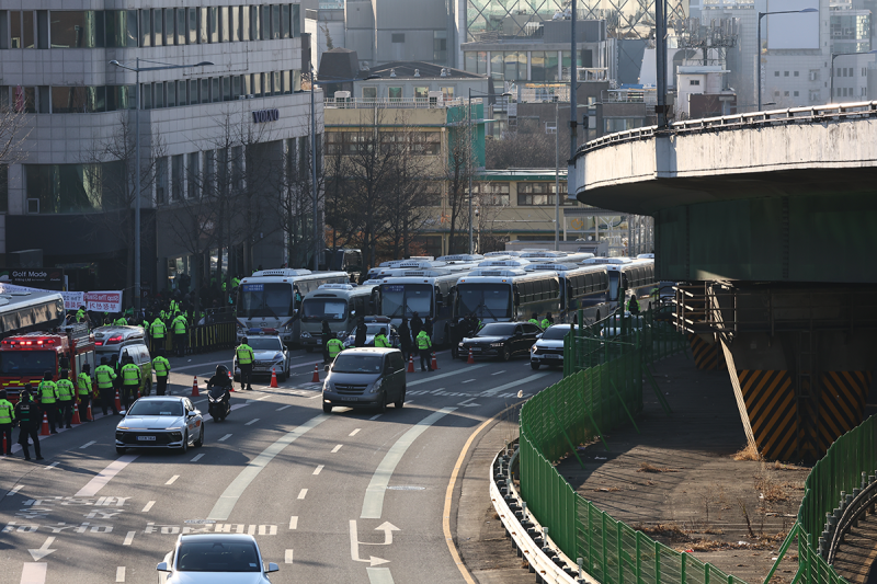 공수처, '최근접' 경호처에 尹 영장 제시..경호처장 "수색 불허"