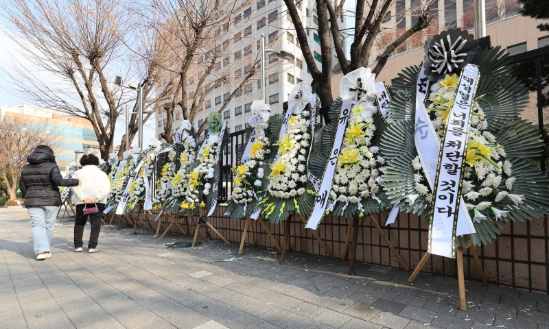 "尹 구속 막자"..서울서부지법 문 막아선 '인간 띠'