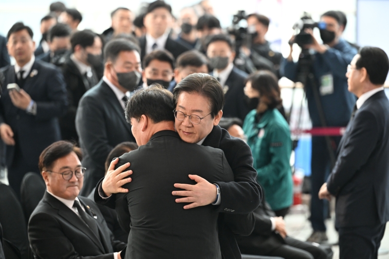 이재명, 합동추모식서 "돈보다 생명 중시 사회 만들겠다"