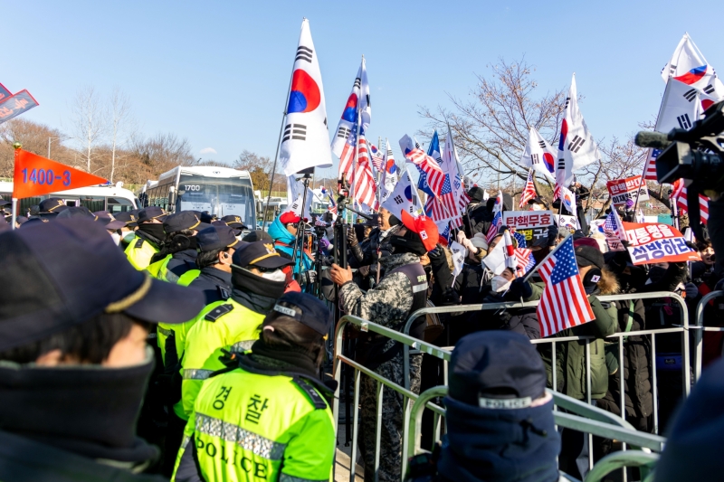 "시끄럽다"했더니 태극기로 '퍽'..서울구치소 앞 尹지지자-면회객 '폭행'