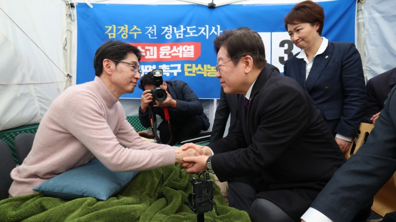 이재명, 김경수 찾아 단식 만류..김 "좀 더 버텨보려 해"