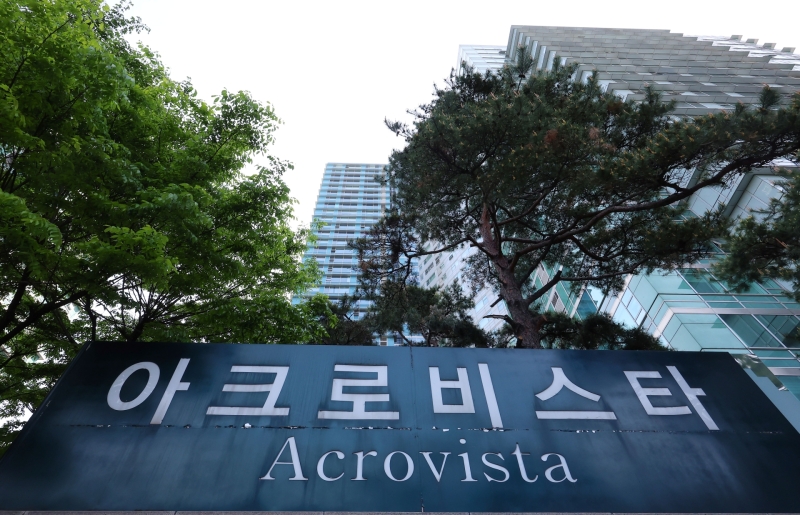 尹부부 첫 압수수색, '김건희폰 확보'..영장에 '목걸이' 적시
