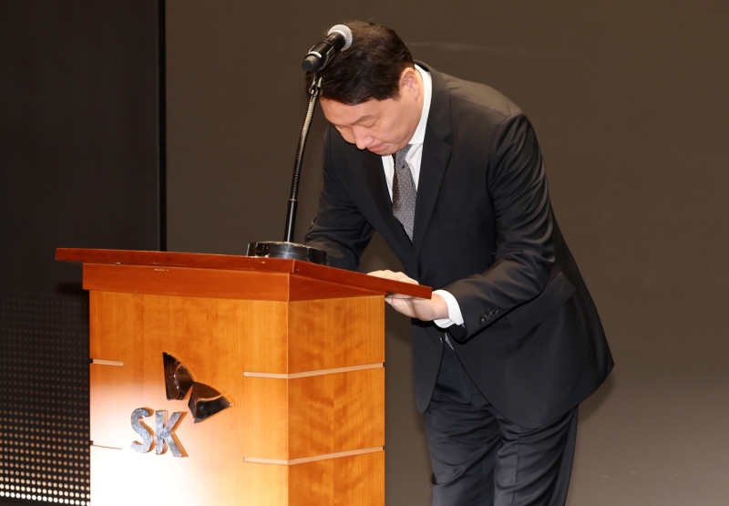 고개 숙인 최태원 회장..'해킹 사태' 19일 만 대국민 사과