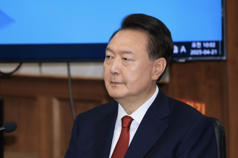 '파면' 尹, '내란 우두머리' 재판 출석 모습 첫 공개..지상 출입 결정