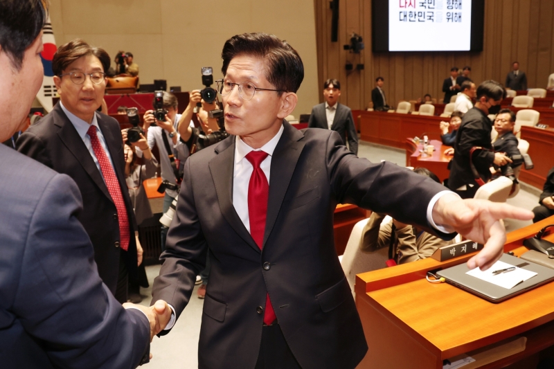 김문수, 오전 9시40분 긴급 기자회견..후보 취소 입장 밝힐 듯