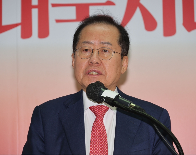 홍준표 미국 떠나며 "이번 대선은 이재명 대 이준석"