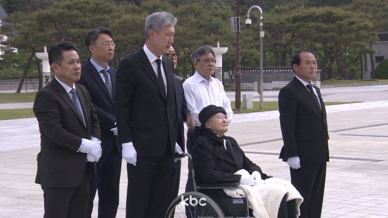 "노태우 일가, 참배는 위선"..5·18상처 키웠다