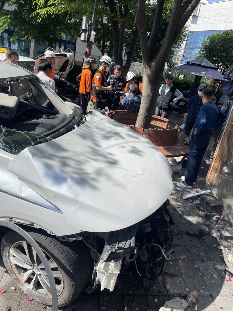 70대 택시기사 인도 돌진, 4명 다쳐.."급발진" 주장