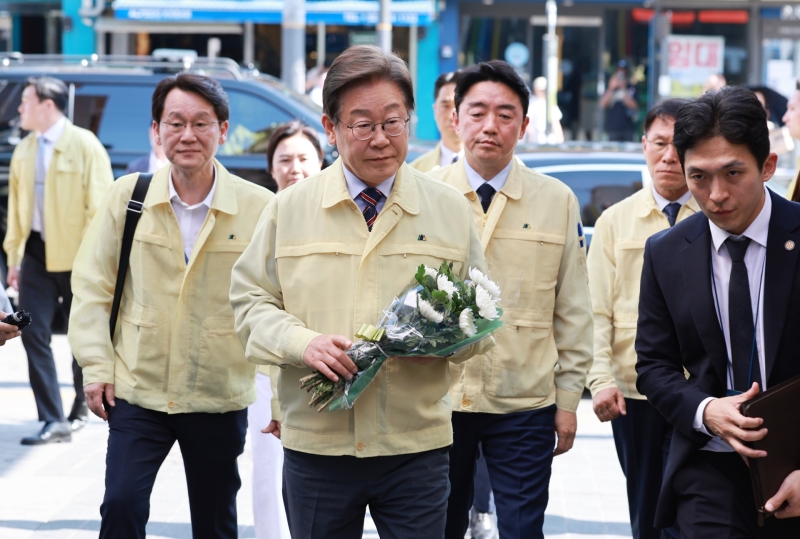 李대통령, 예정 없던 이태원 참사 현장 방문..희생자 추모