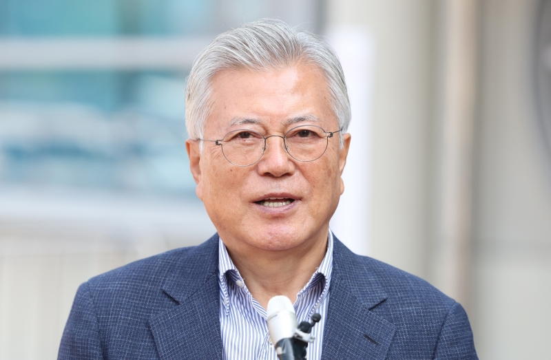 법원, 文 전 대통령 뇌물수수 재판 이송 신청 불허