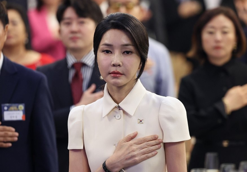 특검 수사 앞둔 김건희, 입원 사유는 '극심한 우울증'..尹, 곁 지켜