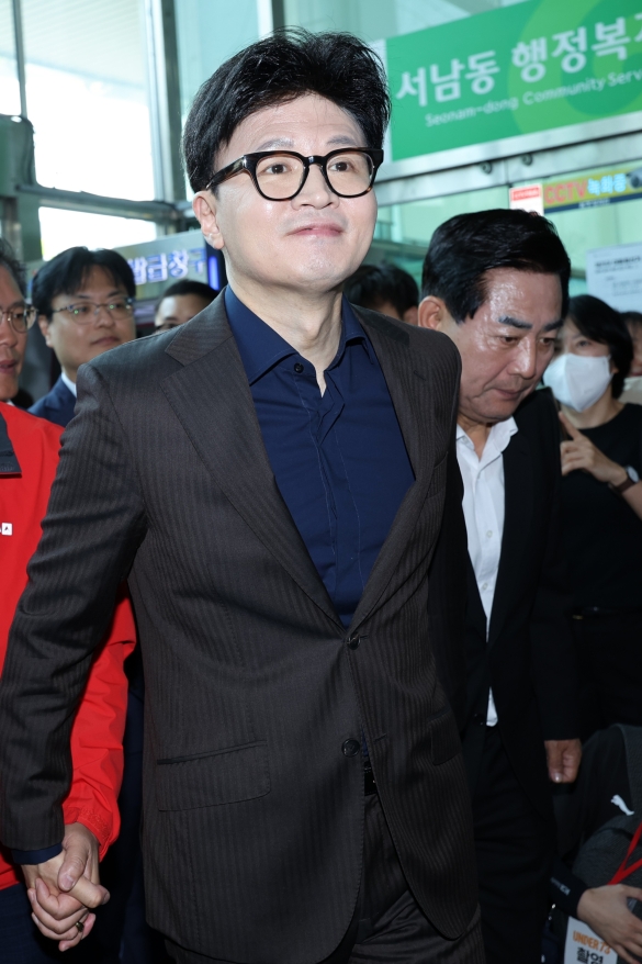 한동훈 전 대표 "제 애창곡이에요"..원곡자, 얼굴 감싸며 "복잡한 마음"