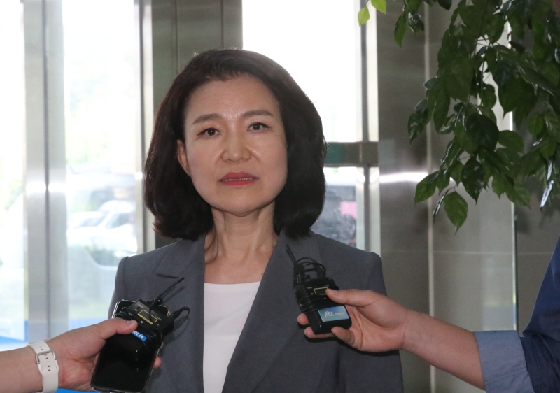 "정권 교체되니 손보려는 것" 이진숙 방통위원장, 경찰 출석