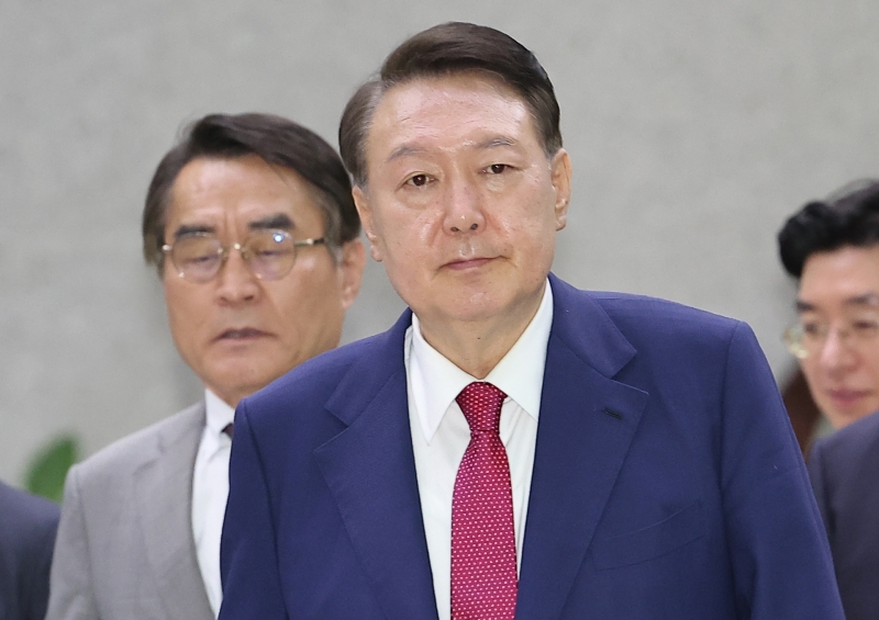 내란특검, 尹 전 대통령 구속영장 청구..직권남용 등 혐의