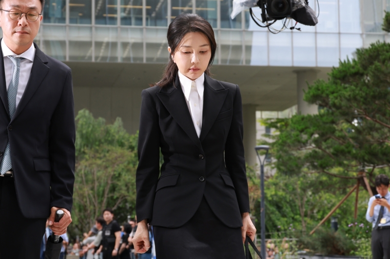 김건희 "저같이 아무것도 아닌 사람이 심려 끼쳐 죄송"