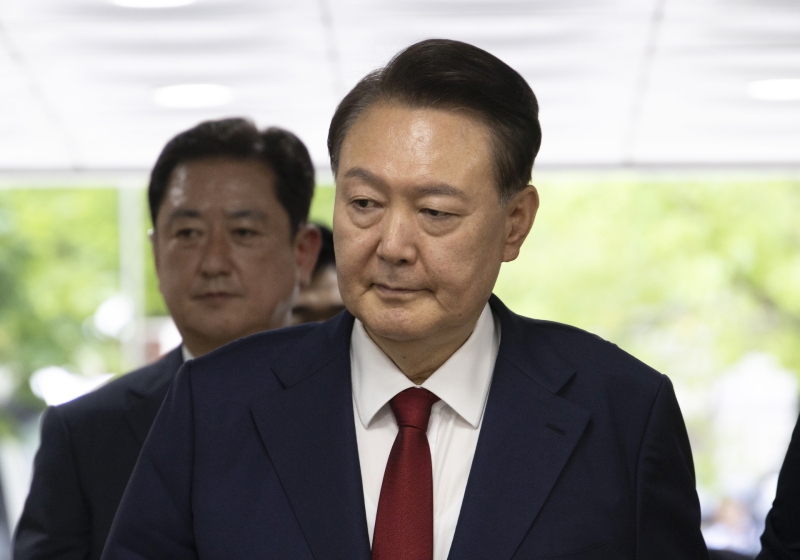 김건희 특검 "尹 완강한 거부로 부상 우려...체포영장 집행 중단"