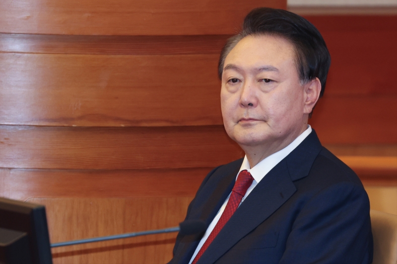 尹측 "10여 명이 팔다리 잡고 끌어내려 해...책임 물을 것"
