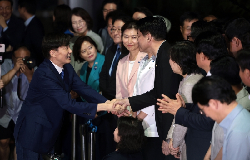 조국, 출소 첫 날 SNS 게시물은…끓는 찌개와 '가족 식사'