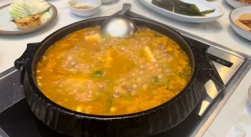 '고기 숨기고 된장찌개만 올려' 비난에 조국, "비방 해괴...돼지 눈엔 돼지만"