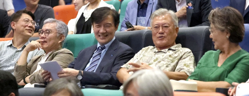 文 "초심 잃지 말고 길 굳건히 열어야"...조국 "깊게 새길 것"