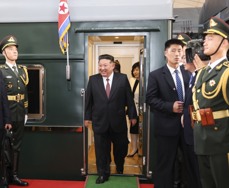 김정은 방중, 딸 주애 동행한 듯...'후계자' 무게