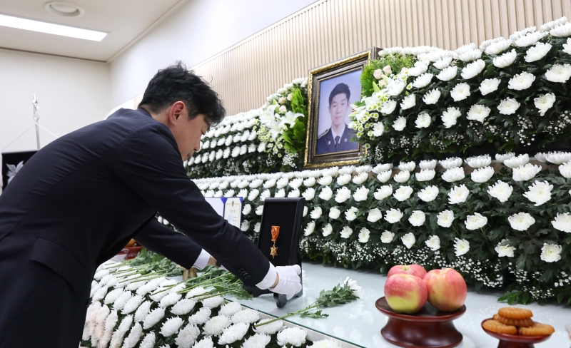 "재석아, 우리 애 어떻게 어떻게"...이 대통령, 고 이재석 경사에 옥조근정훈장 추서