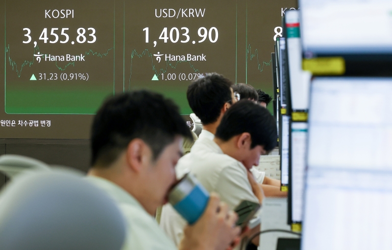코스피, 사상 첫 3,500 돌파...황금연휴 앞두고 이게 무슨 일