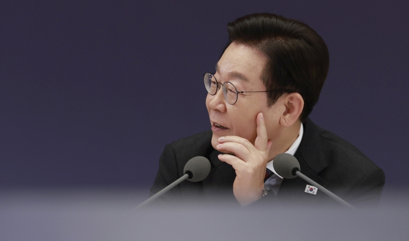 李 대통령 긍정 평가 56% 소폭 하락...''냉부해' 출연 때문?