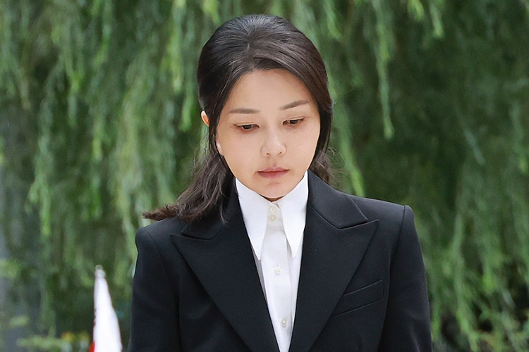 특검 "통일교 측서 김건희에 건넨 6,220만원 그라프 목걸이·가방 확보"