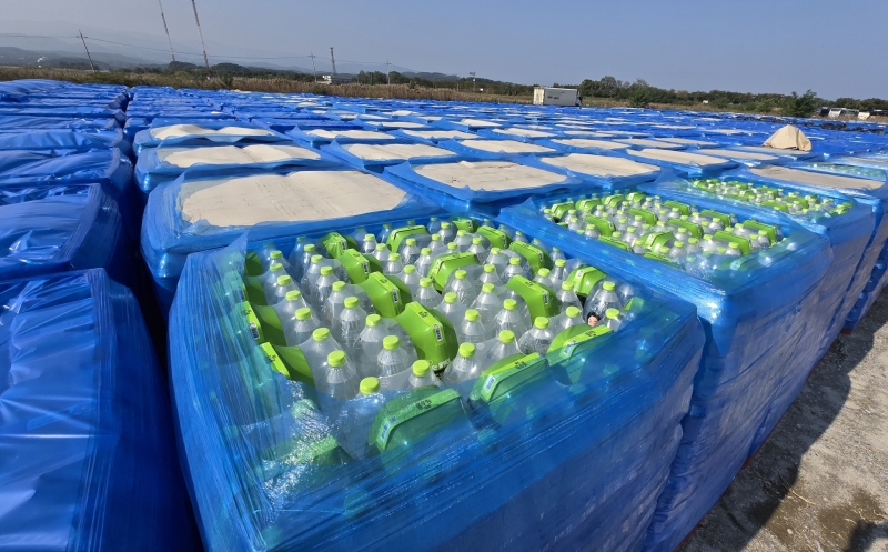 최악 가뭄에 전국서 모여든 생수 백만 병...야외에 한 달째 방치
