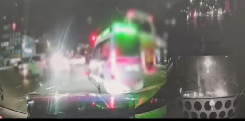 위중 산모 태운 구급차에 양보 안 한 경찰차...산모·아기 숨져