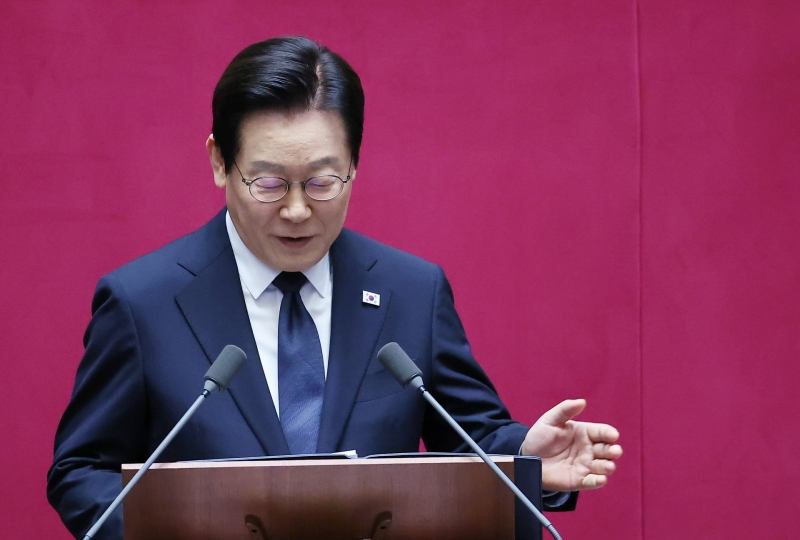 李 대통령 '잘한다' 63%...한 달 반 만에 60%대 복귀