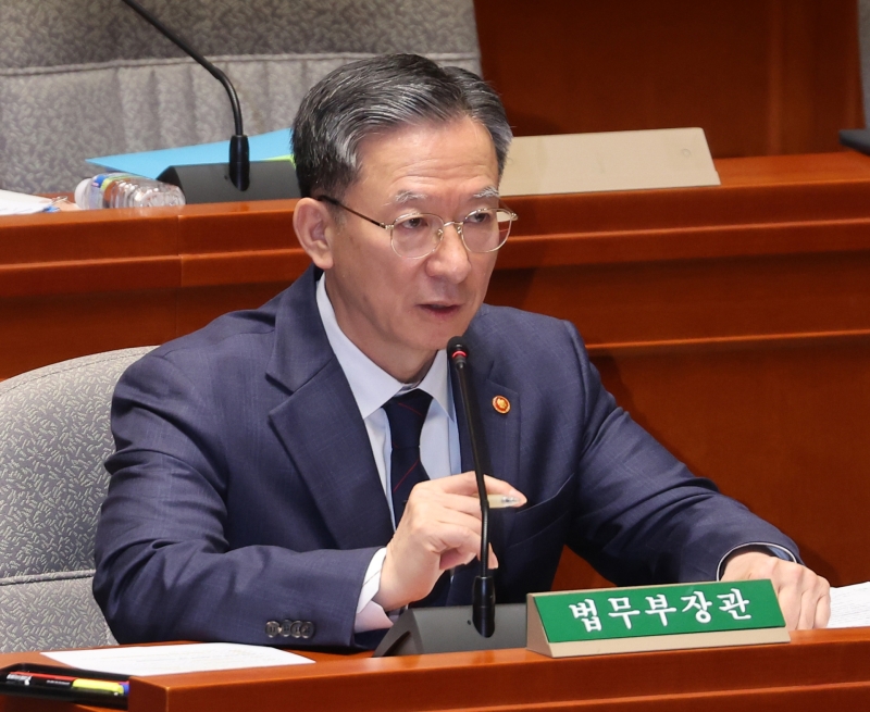 정성호 "대장동 항소 포기, 대통령실과 의논 안해...사퇴 바람직하지 않아"