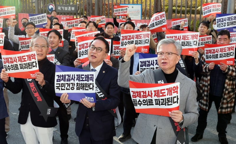 다시 거리로 나온 의사들..."성분명 처방·한의사 엑스레이 허용시 총력 투쟁"