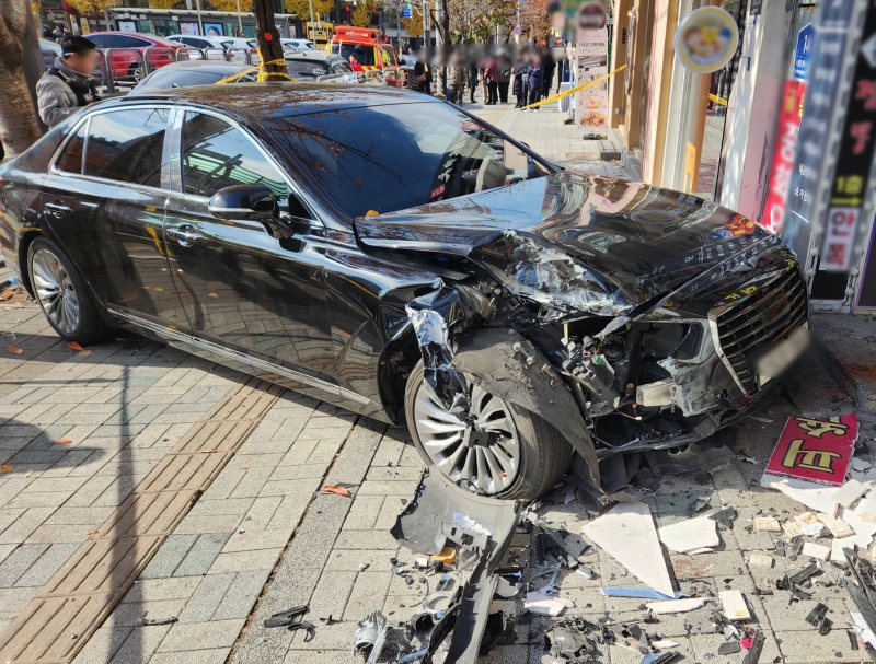 70대 운전자가 몰던 승용차 인도 돌진...30대 엄마 심정지·2살 딸 중상