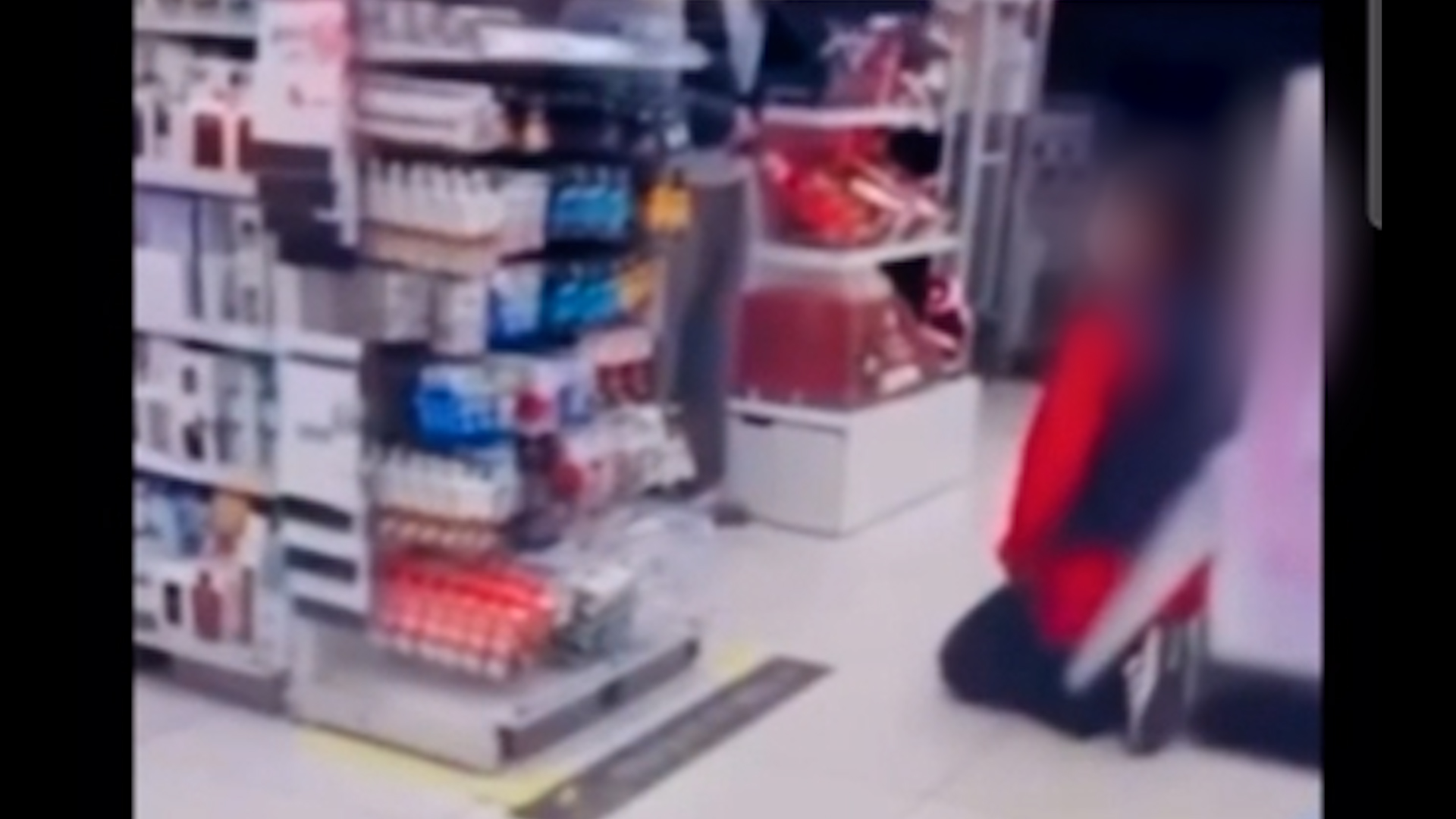 [영상]매장서 뛰는 아이 제지하자 직원에 "무릎 꿇어"...갑질 엄마 논란