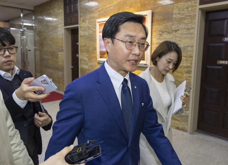 '성추행 의혹' 장경태, 영상 공개 후 첫 입장 "명백한 무고"