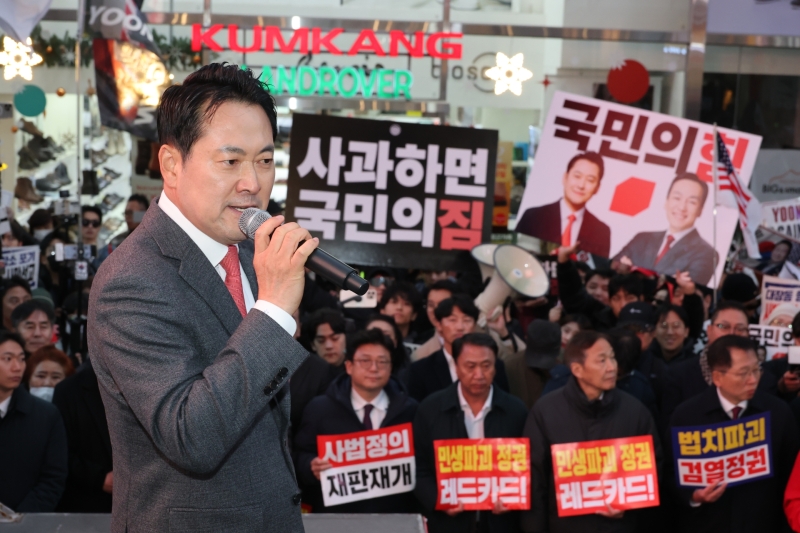 '계엄 1년' 앞둔 국힘, 사과·尹절연 놓고 '갈등'…장동혁, 중도 확장 시험대