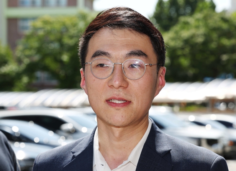 "훈식이 형·현지 누나한테 추천할게요' 김남국에 대통령실, 엄중 경고