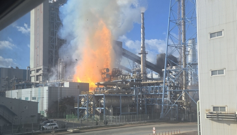 충남 태안화력발전소서 폭발음과 불…소방 출동 중