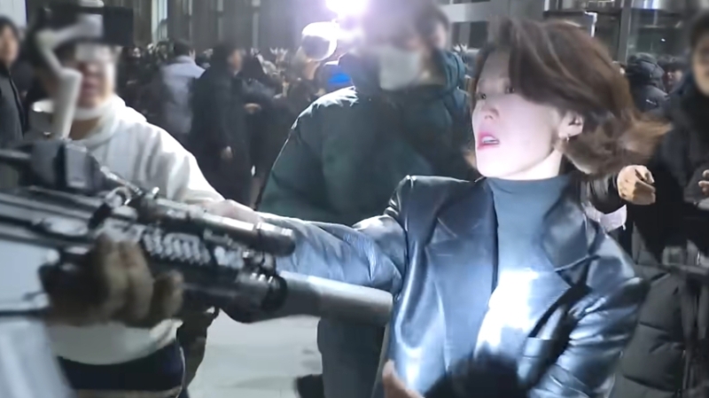 박지원 "안귀령, 화장하고 특전사 총기 탈취 연출?...얼굴 좀 만진 게 뭔 잘못, 말 안 돼"[여의도초대석]