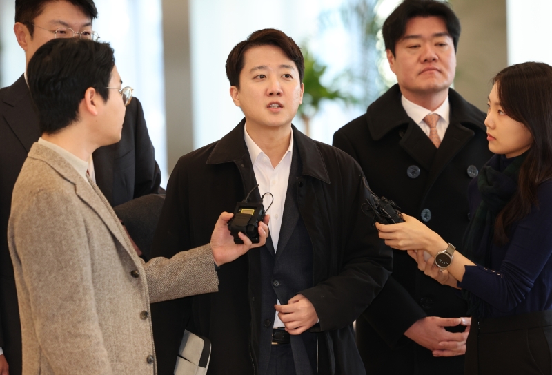 이준석, 김건희특검 출석...'尹공천개입' 피의자 조사