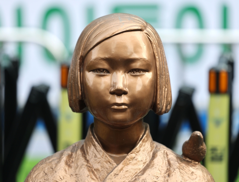 학교 앞 소녀상에 "매춘 진로지도"...경찰 내사 착수