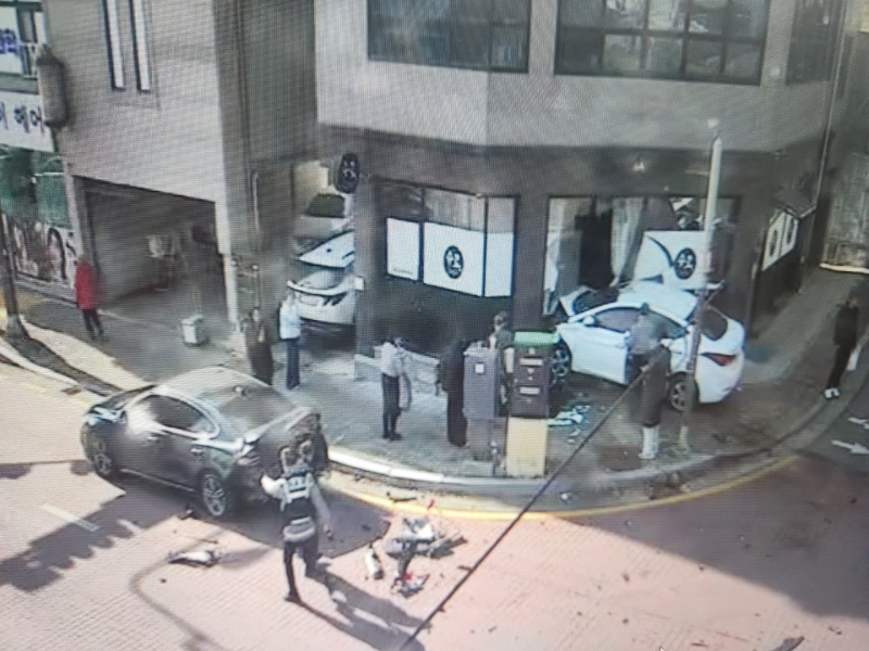 [속보]스쿨존서 70대 운전자 승용차가 추돌사고 후 인도 돌진…10살 여아 덮쳐