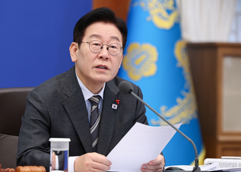 李 대통령 "국산 생리대, 고급이라 비싸다? 싸게 만들어 무상공급 검토하라"